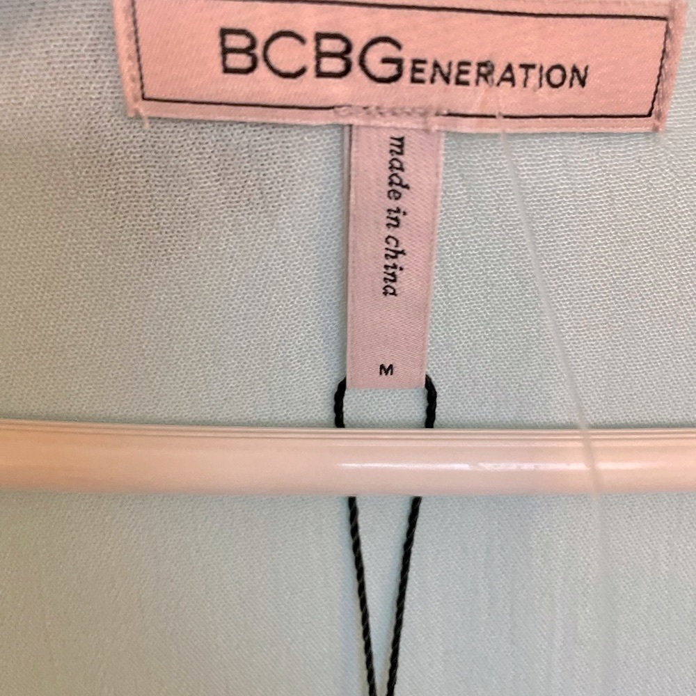 BCBGeneration Flutter Lightweight V-Neck Blouse - Size M - Picture 4 of 10